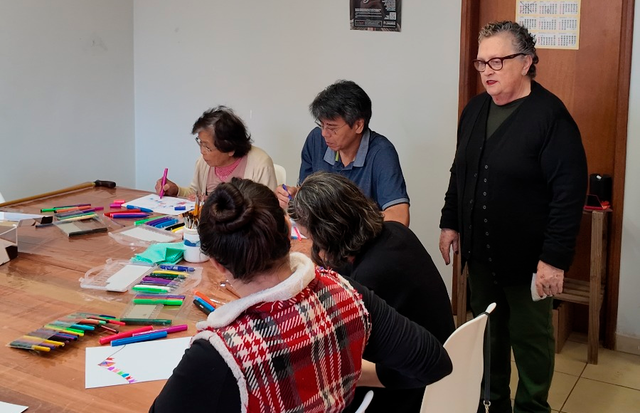 Oficinas de alegria: Voluntárias levam música e artes visuais para quem está na fila de espera do INME