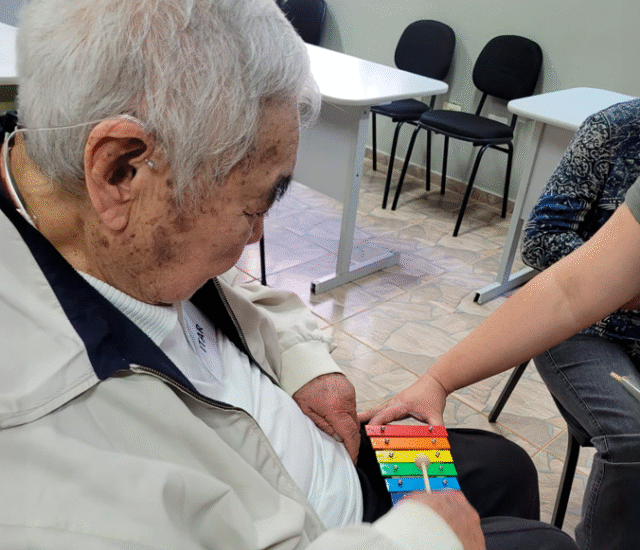 Música e cuidado: INME leva sessões de musicoterapia aos Centros de Convivência de Pessoas Idosas