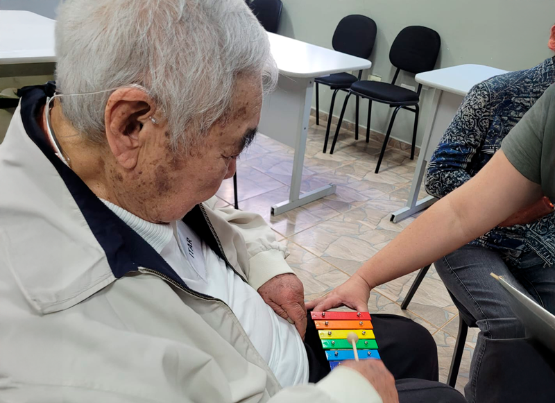 Música e cuidado: INME leva sessões de musicoterapia aos Centros de Convivência de Pessoas Idosas