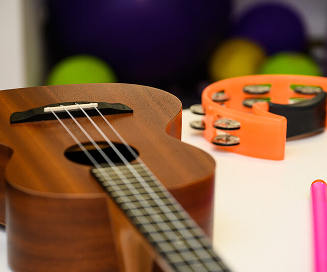 Pesquisadora da UEL investiga benefícios da musicoterapia para quem vive com Alzheimer
